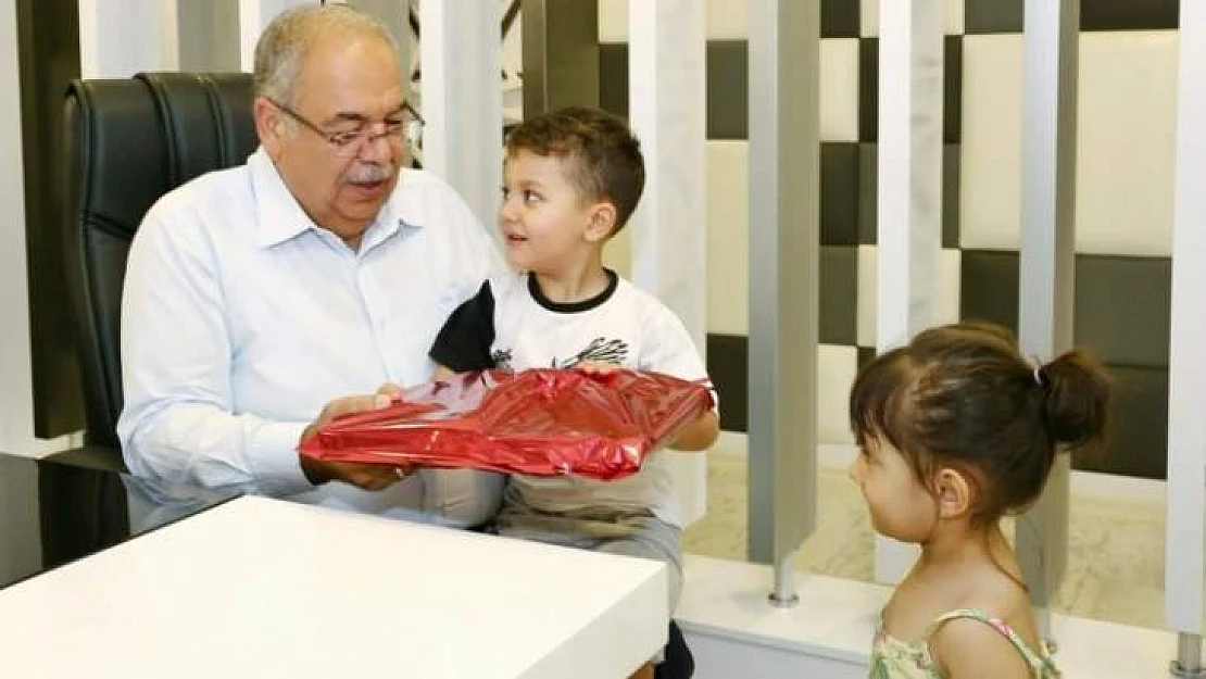 Minik Öğrenciler Hüsrev Amcalarını Ziyaret Etti