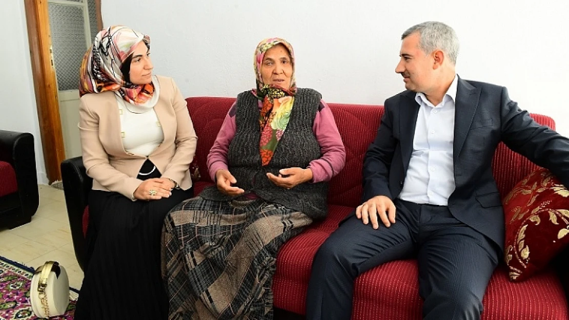Başkan Çınar, 68 Yaşındaki Ayşe Uzun'u Ziyaret Etti