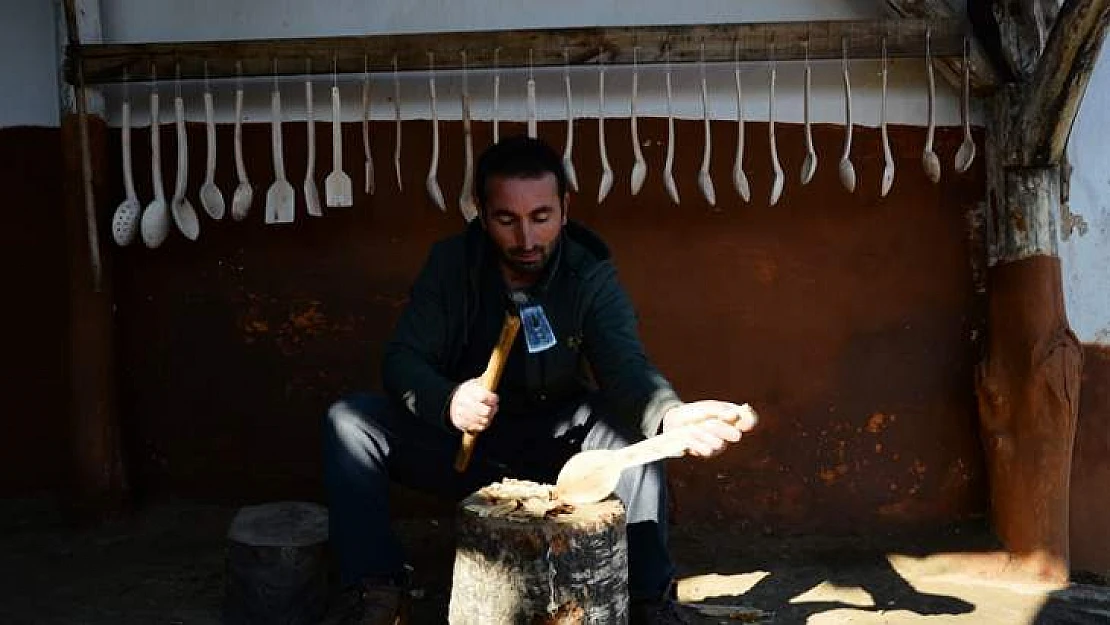 Ağaç Dallarından 25 Yıldır Tahta Kaşık Yapıyor