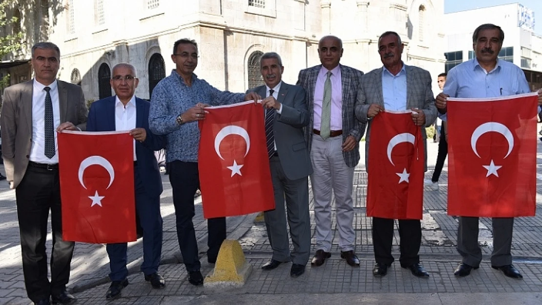 Battalgazi Belediyesi Türk Bayrağı Dağıttı