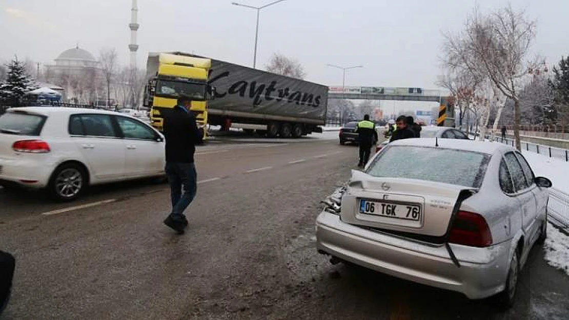Erzurum'da Buzda Kayan Tır, Park Halindeki 3 Otomobile Çarptı