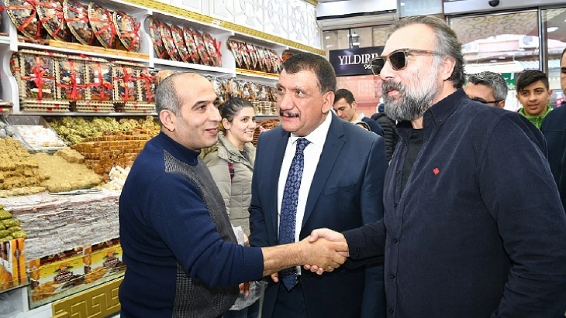 Şire Pazarını Gezen Sanatçılar Kayısının Tadına Baktı