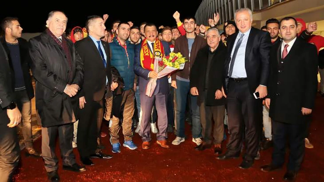 Evkur Yeni Malatyaspor Taraftarları, Başkan Gürkan'ı Coşku İle Karşıladı