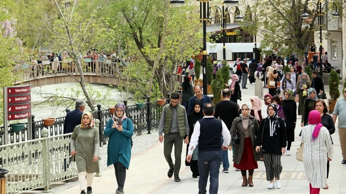Somuncu Baba Külliyesi'nde Ziyaretçi Yoğunluğu