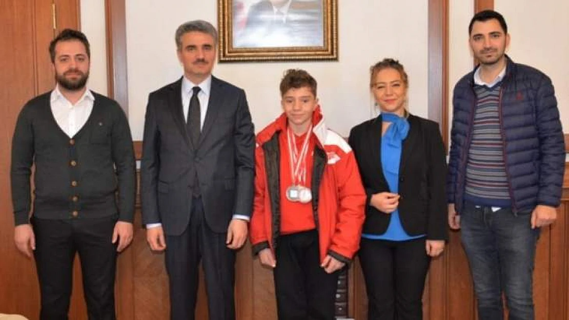 Vali Baruş Başarılı Özel Sporcuyu Makamında Kabul Etti