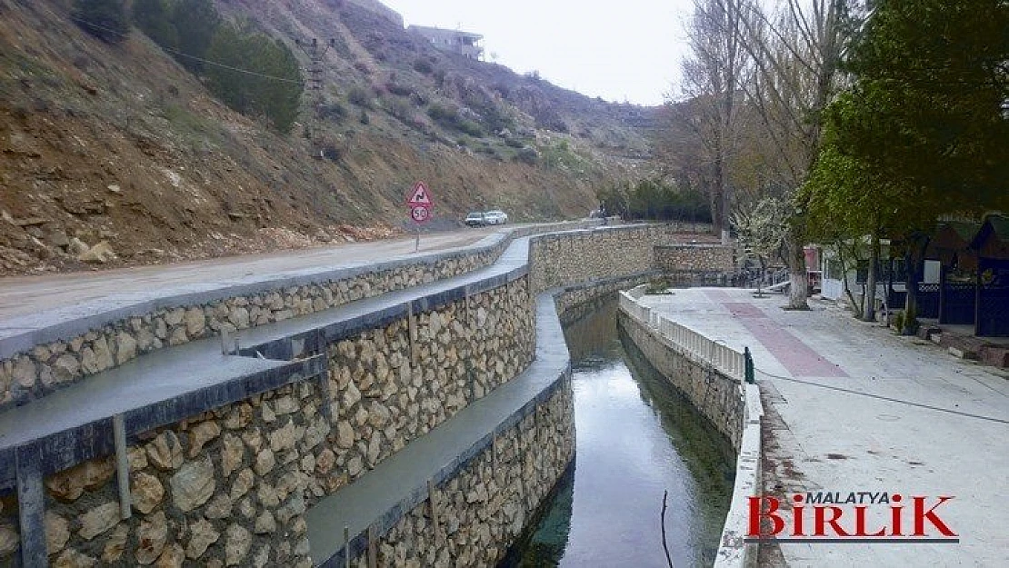 Horata Mesire Alanındaki Taş Duvarlar Yenilendi