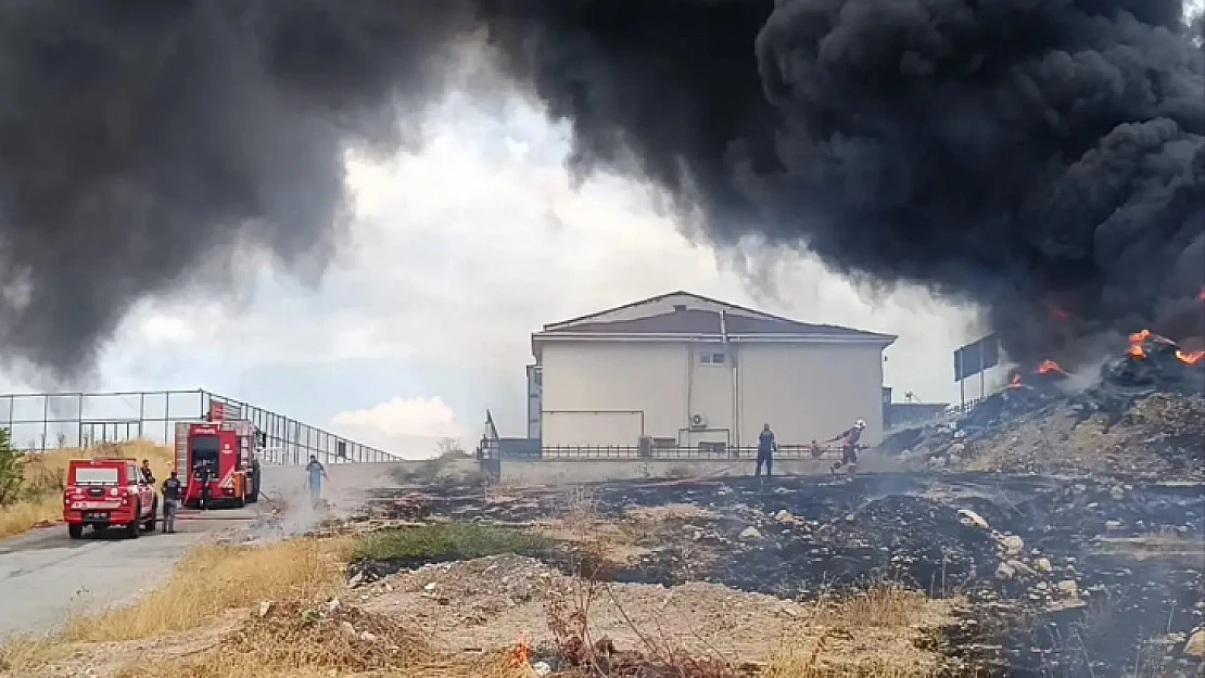 Hurdalık yangınında yükselen siyah duman gökyüzünü kapladı