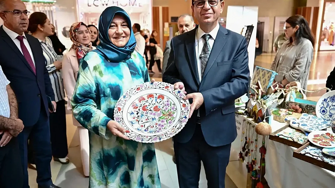 Kadınların El Emeği Göz Nuru Eserleri 'Kurs Merkezleri-Yılsonu' Sergisinde Beğeniye Sunuldu