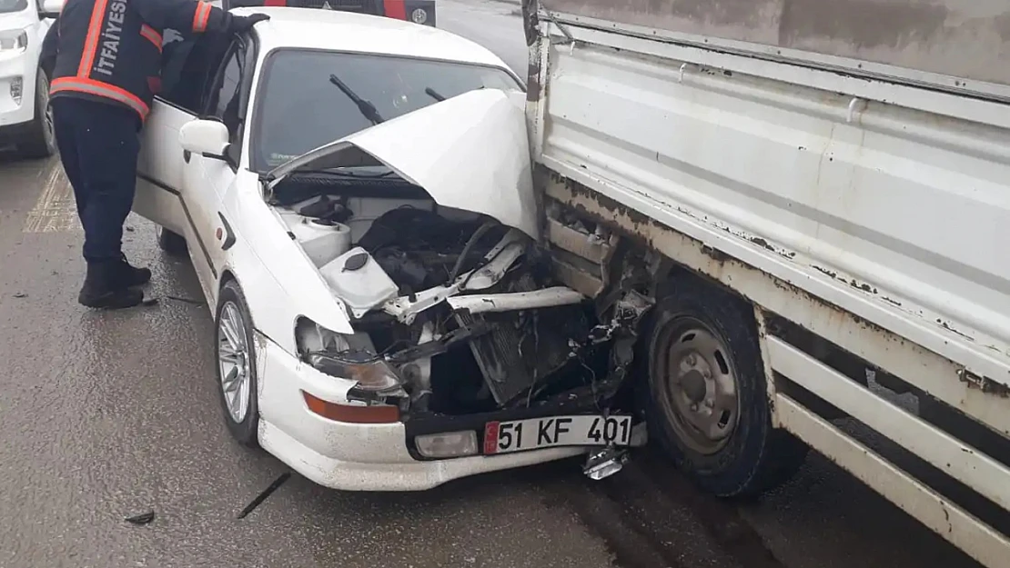 Kamyonetin Altına Giren Otomobil Sürücüsü Yara Almadan Kurtuldu