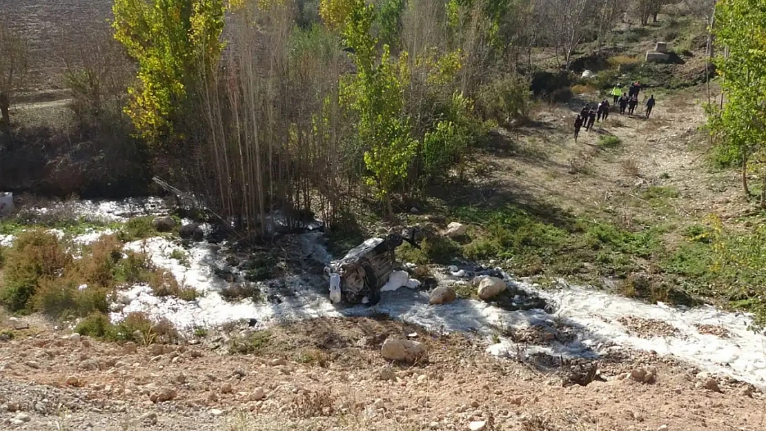 Kapalı Yola Giren Otomobil, Dereye Yuvarlandı: 1 Ölü