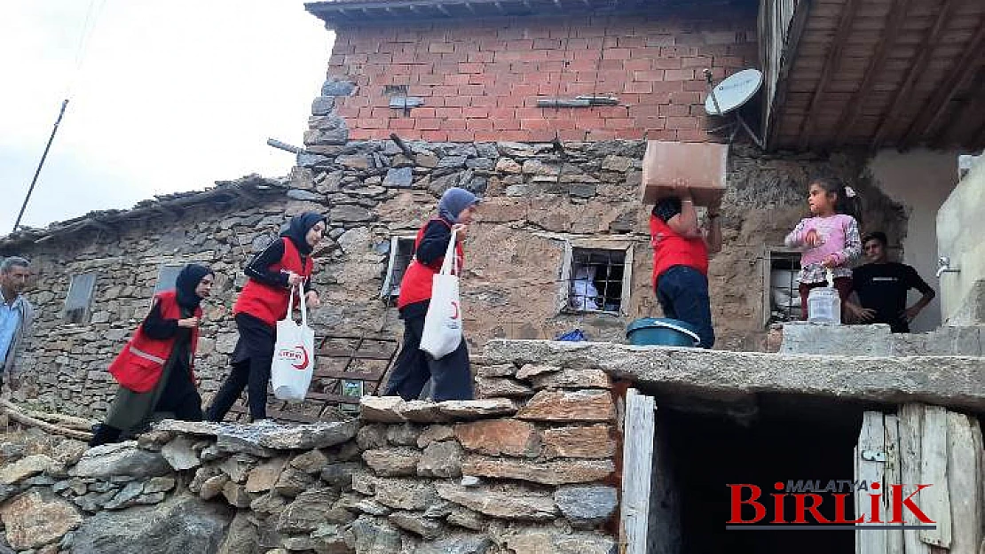 Kızılay Ekipleri Evi Yanan Aileyi Yalnız Bırakmadı