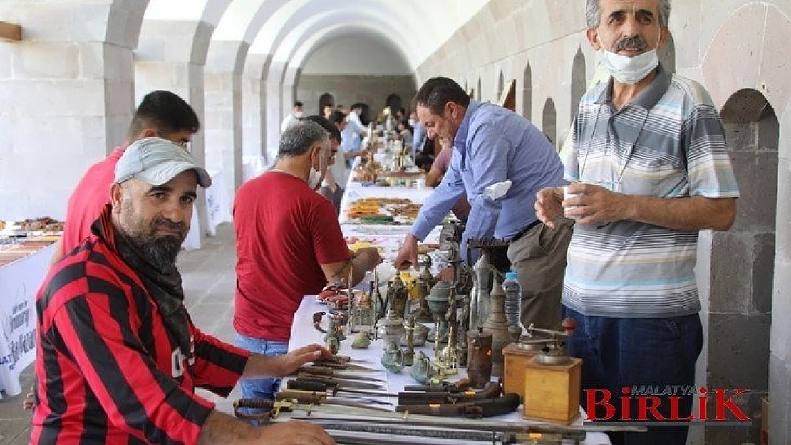 Koleksiyonerlerin Buluşma Noktası 'Antika Pazarı'