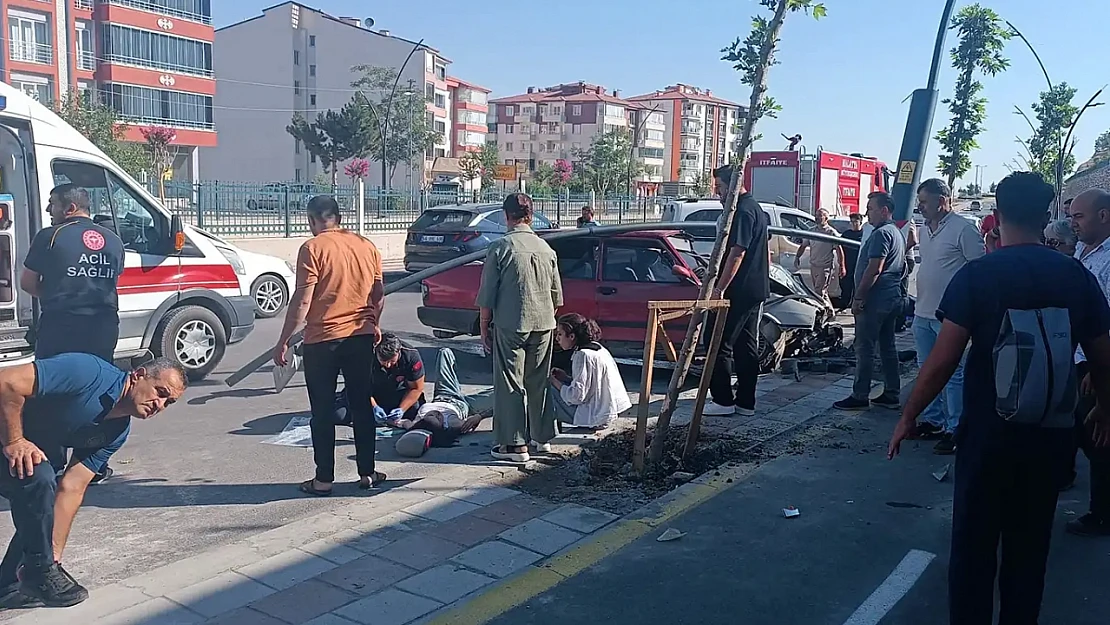Kontrolden Çıkan Otomobil Orta Refüje Çarptı: 4 Yaralı