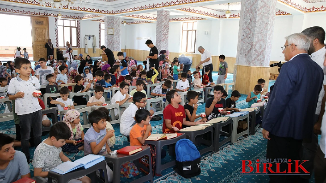 Kur'an Kursu Öğrencilerine Dondurmalar Başkan Güder'den