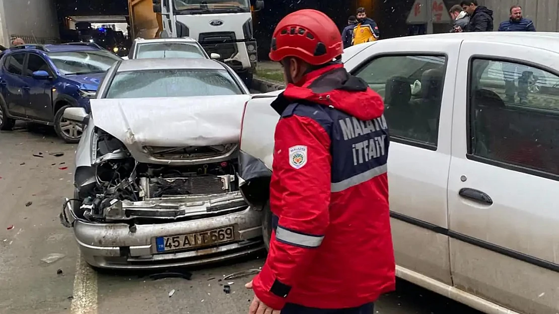 Malatya'da 7 Araç Birbirine Girdi: 6 Yaralı