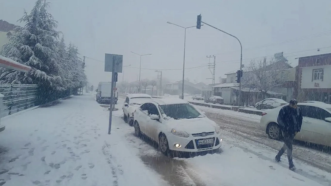 Malatya'da Kar Yağışı Etkili Oluyor