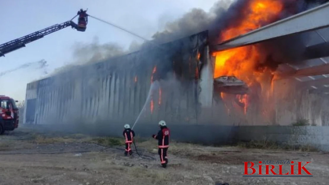 Malatya'da Kayısı Depolama Fabrikası Alev Alev Yandı
