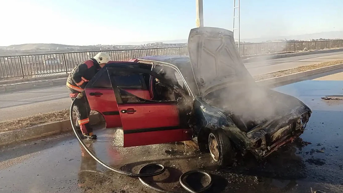 Malatya'da Seyir Halinde Olan Otomobil Alev Aldı