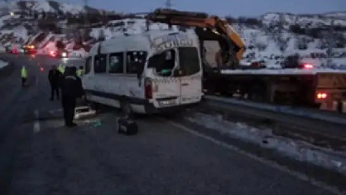 Malatya'da Yolcu Minibüsü Devrildi: 15 Yaralı