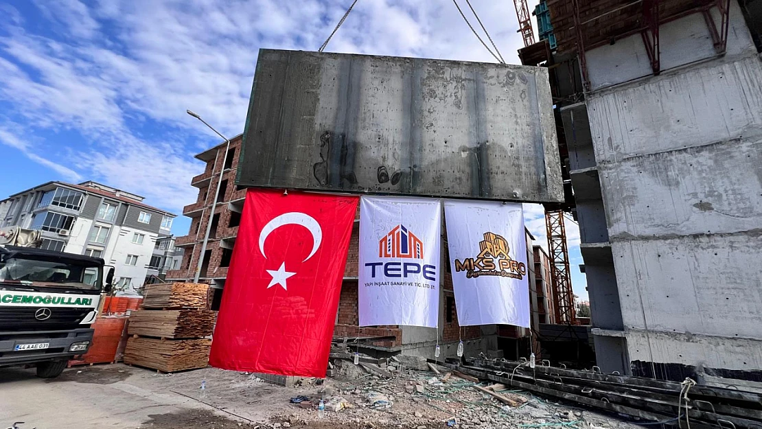 Malatya Güven Sitesi'nde Beton İşleri Tamamlandı: İşçiler Türk Bayrağıyla Kutladı