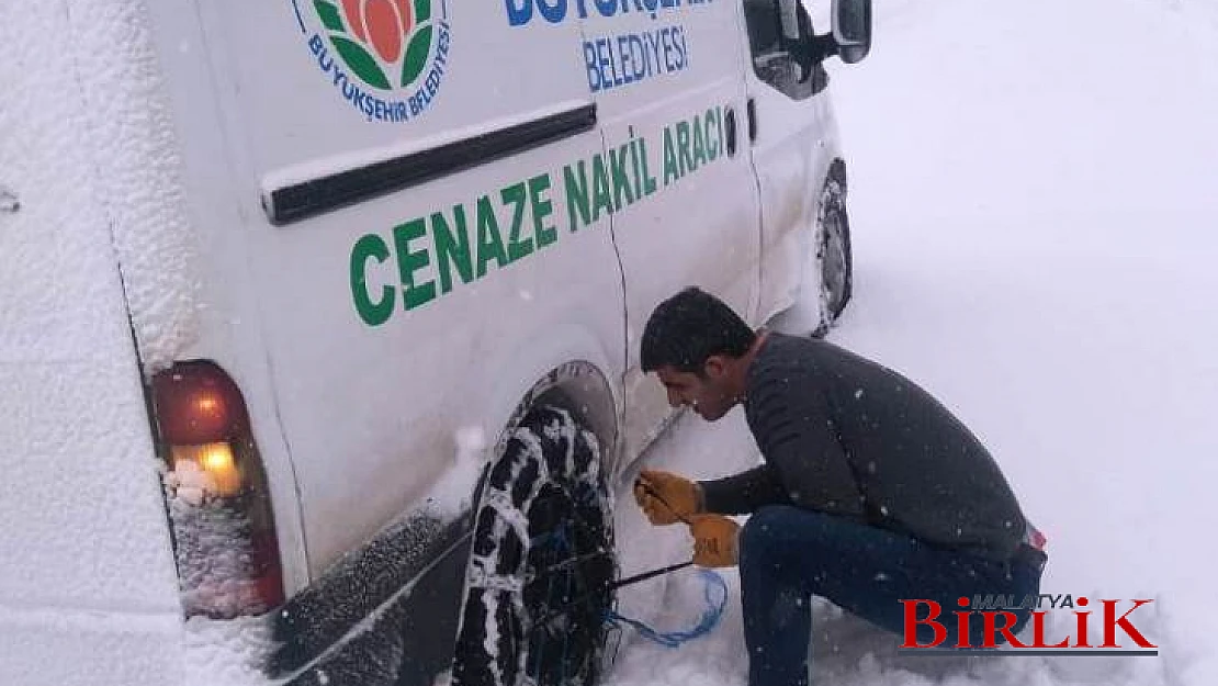 Mezarlıklar Müdürlüğünün Zorlu Kar Mesaisi