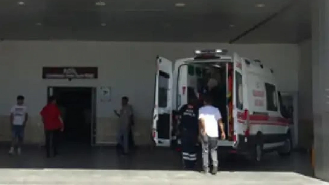 Otomobil Aydınlatma Direğine çarptı: 1 Yaralı