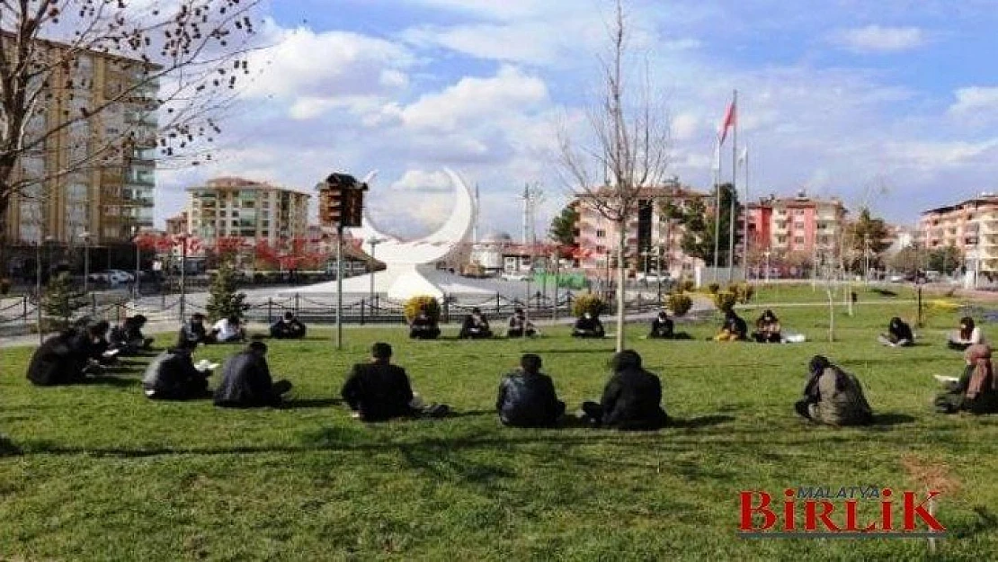 Özhüsrev, 'Herkesi Her Zaman Kitap Okumaya Davet Ediyoruz