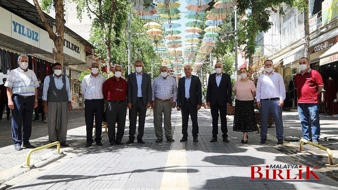 Şemsiye Sokak Gökkuşağı Görünümüne Büründü