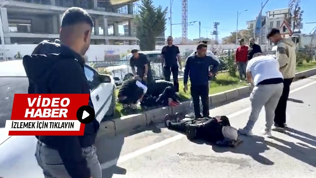 Tır Sıkıştırdı, Otomobil Kontrolden Çıktı: 2 Kişi Yaralandı