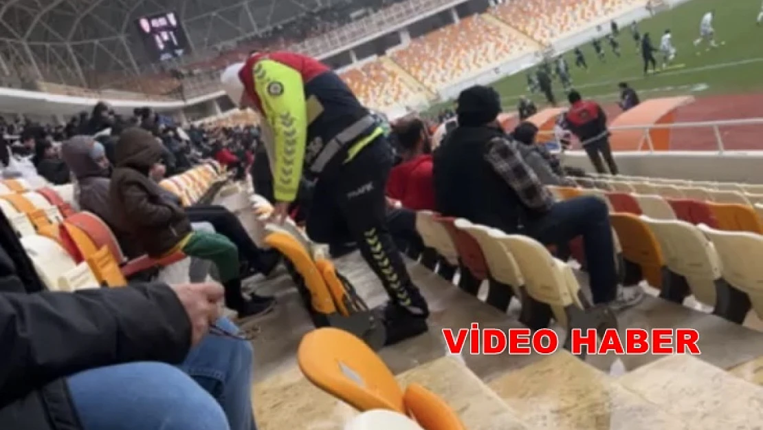 Tribünlerde İnsanlık Dersi: Üşüyen Çocuğa Polis Şefkati