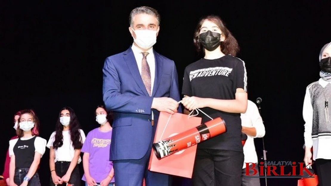 Vali Baruş, LGS'de İlk 100'e Giren Öğrencileri Ödüllendirdi