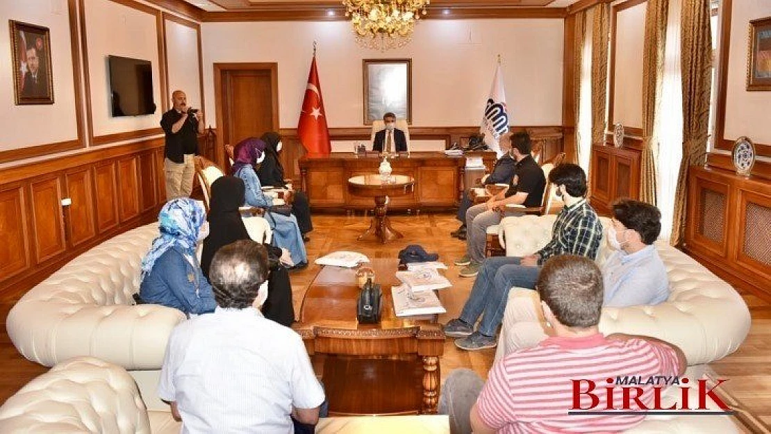 Vali Baruş 'Mevlid-i Nebi Gençlik Bilgi Yarışması'nda Dereceye Girenleri Makamında Ağırladı