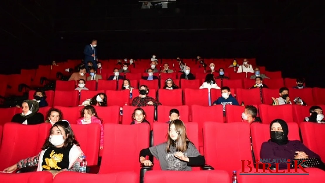 Vali Baruş Öğrencilerle 'Akif' Filmini Seyretti