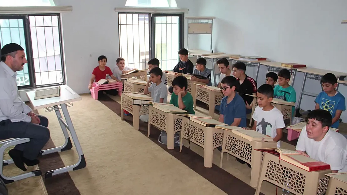 Yaz Kur'an Kurslarına Giden Çocuklar: Camide Hem Öğreniyoruz Hem Eğleniyoruz