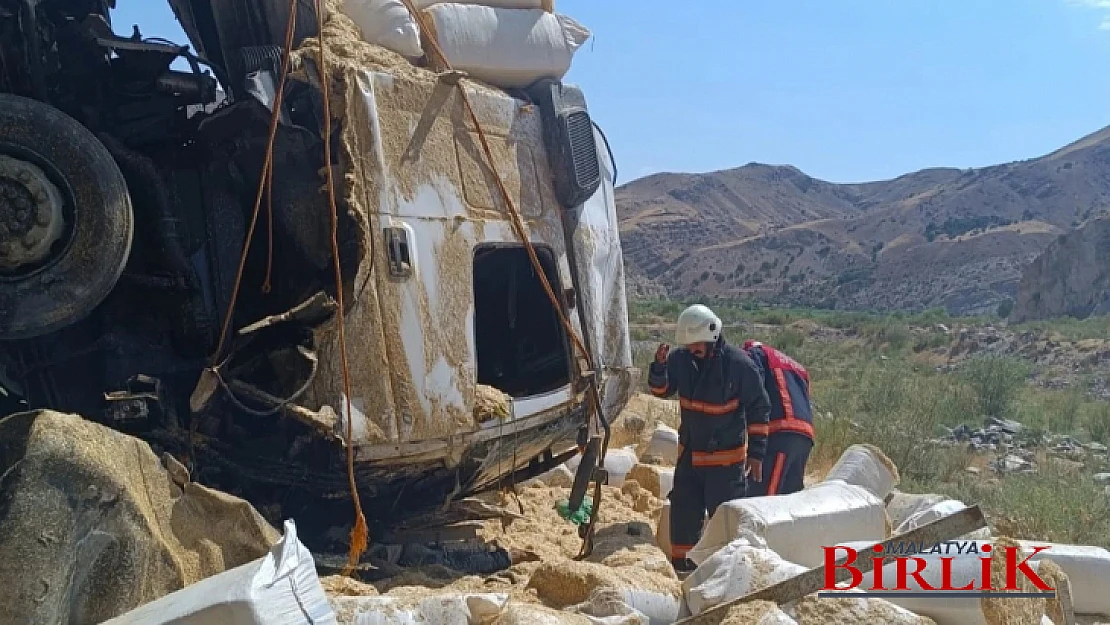 Yazıhan'da Saman Yüklü Kamyon Devrildi: 1 Ölü