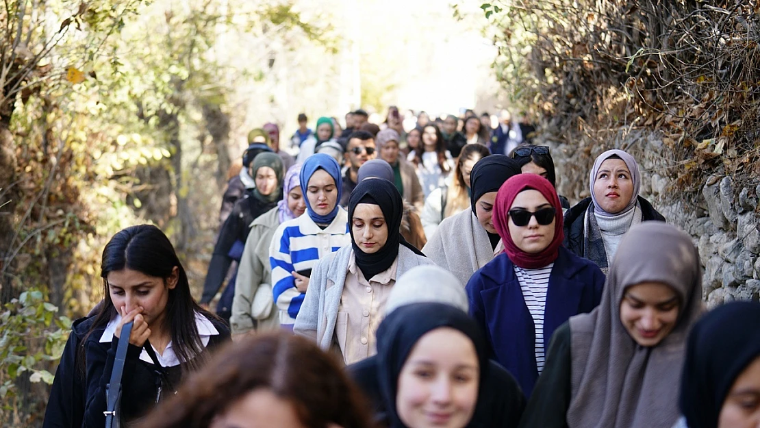 Yeşilyurt Kent Konseyi 'Genç Kültür' Projesiyle Horata'da Doğa Yürüyüşü Düzenledi