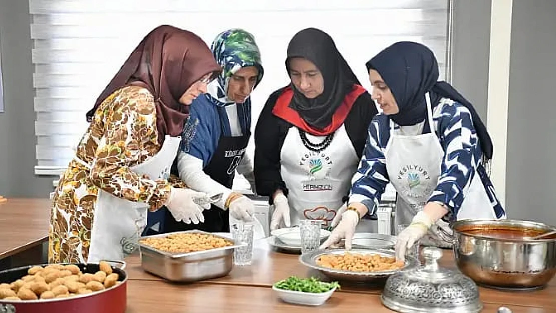 Yeşilyurt'ta Analı Kızlı Yemek Yarışması Renkli Görüntülere Sahne Oldu