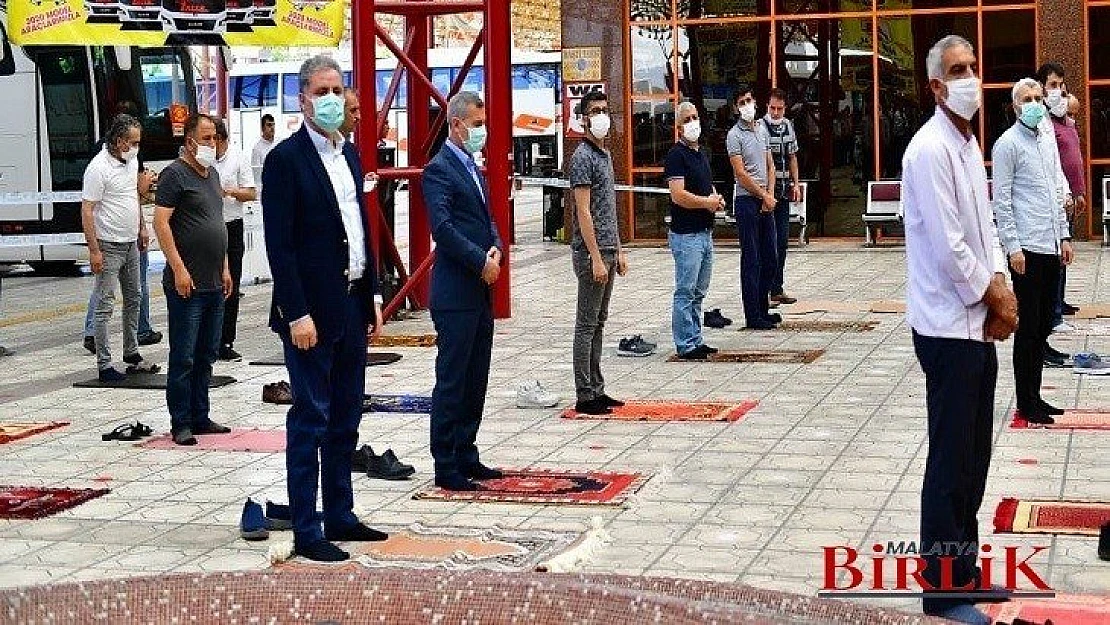 Yeşilyurt'ta 'Sağlıklı Ve Güvenilir' Ortamlarda Cuma Namazı Kılındı
