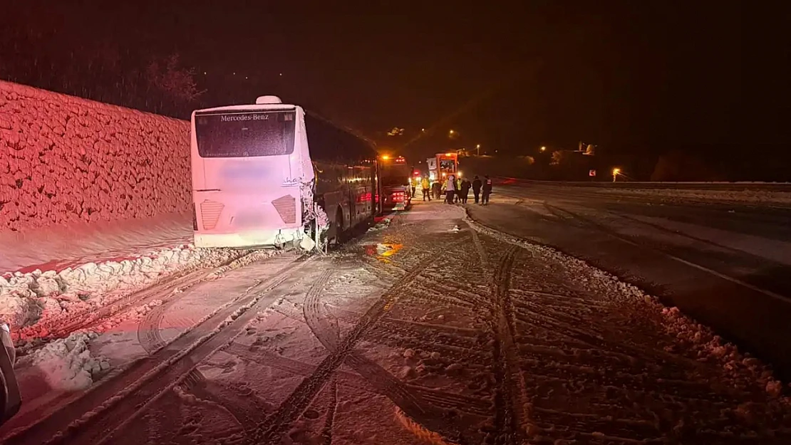 Yolcu Otobüsü İstinat Duvarına Çarptı: 9 Yaralı