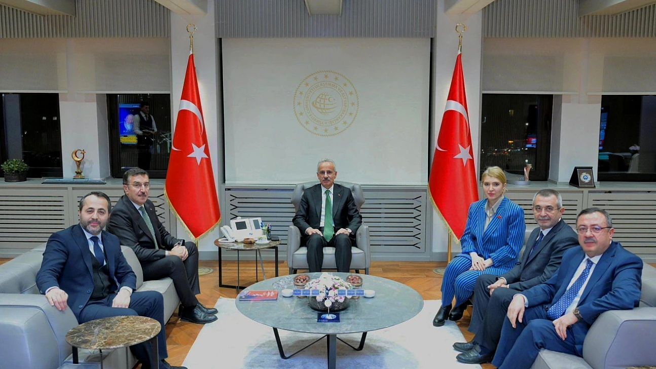 AK Parti Malatya Heyeti, Ulaştırma ve Altyapı Bakanı Uraloğlu ile Görüştü