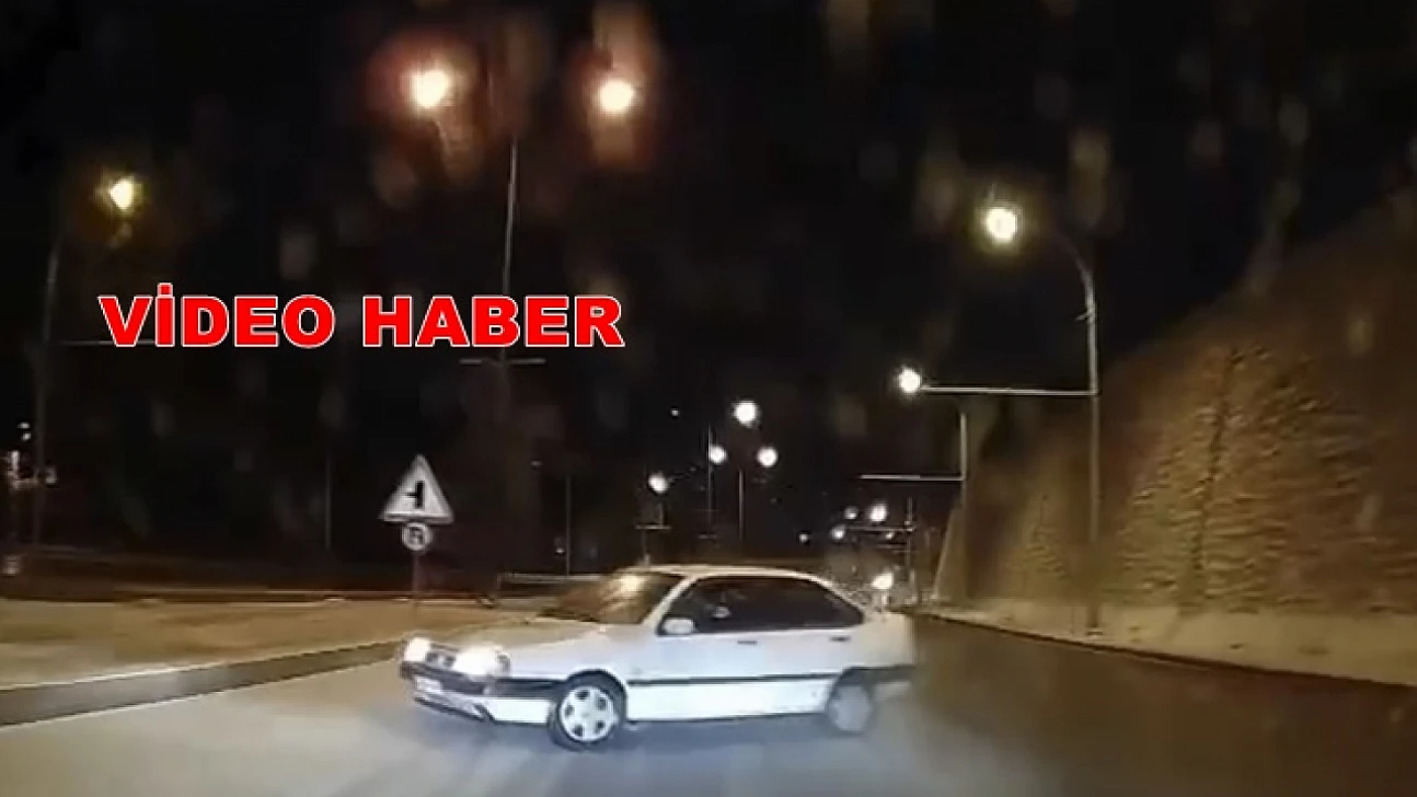 Buzlu Yolda Tehlikeli Sürüş: Makas Atan Araç Orta Refüje Çarptı