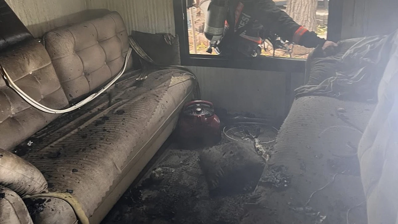 Gazi Mahallesinde Konteyner Yangını Korkuttu