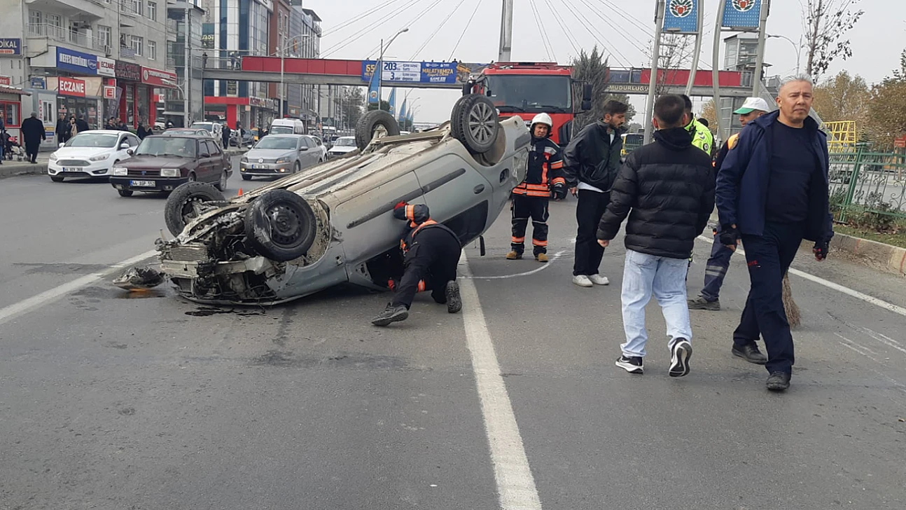 Malatya'da 2 araç çarpıştı: 3 yaralı
