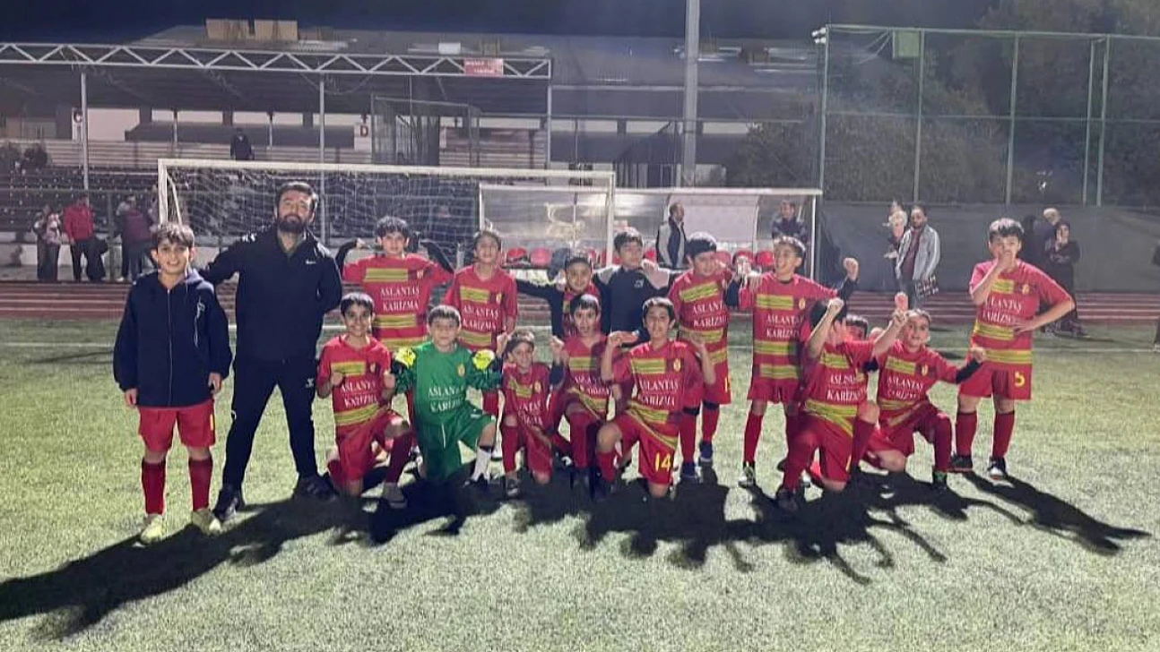 Malatya'da Çocuklar Hem Futbol Öğreniyor Hem de Takım Ruhu Kazanıyor