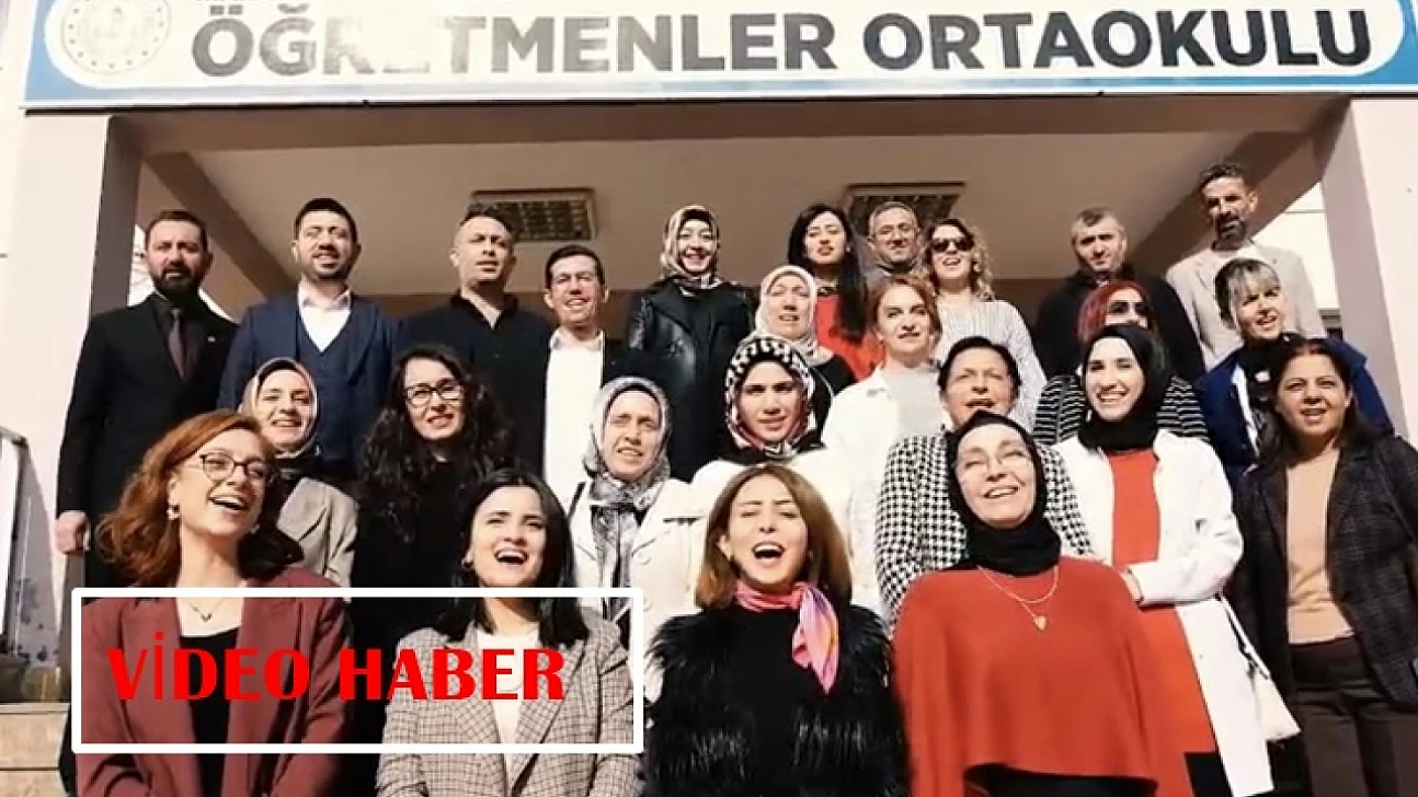 Öğretmenler Sahnede: 24 Kasım İçin Birlikte Şarkı Seslendirdiler