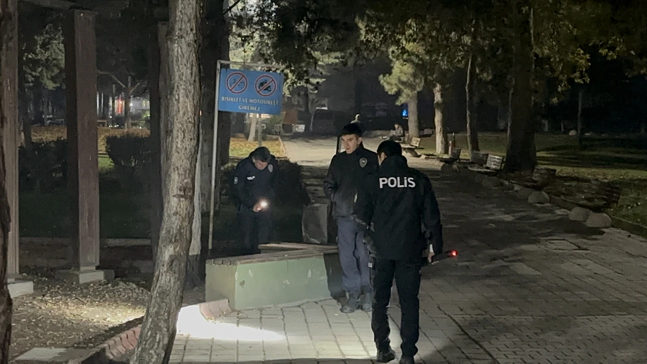 Parkta Yürürken Vuruldu: Polis Saldırganları Arıyor