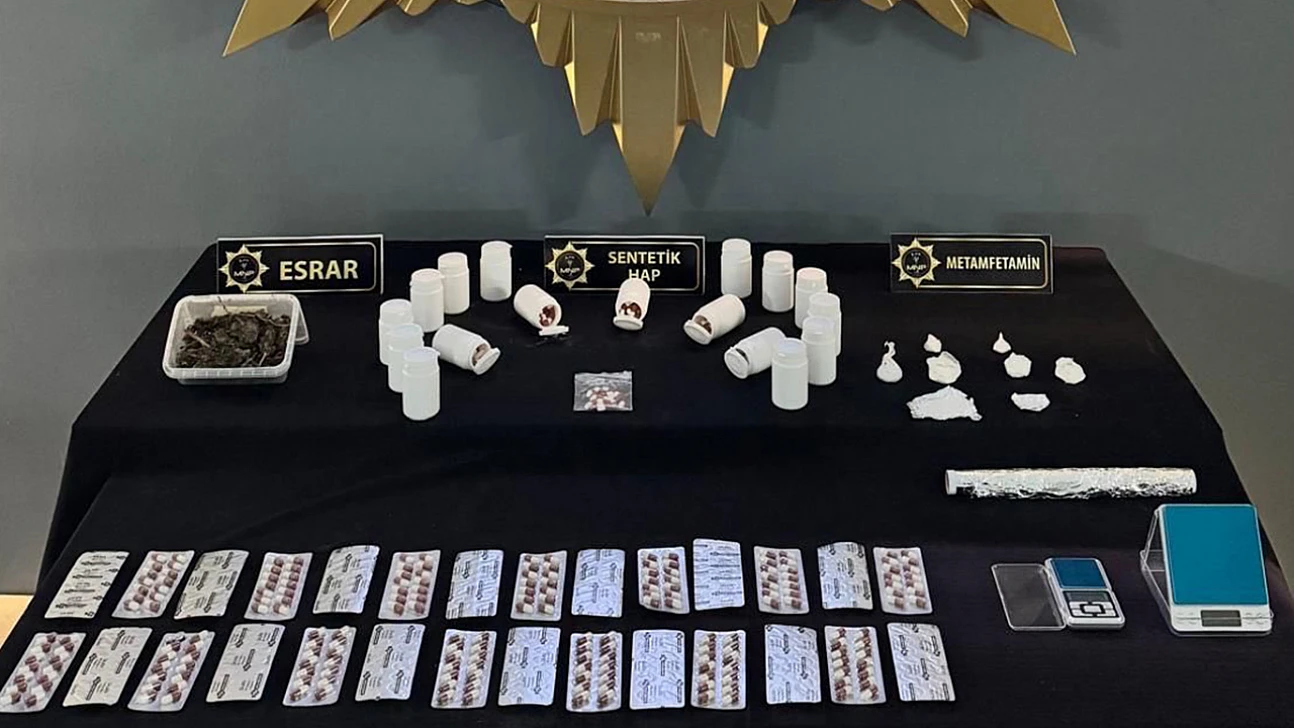 Uyuşturucu Operasyonunda Binlerce Sentetik Hap ve Metamfetamin Ele Geçti