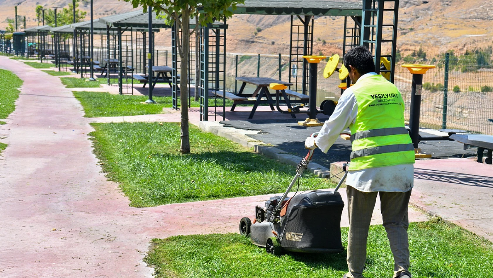 Yeşilyurt'ta Parklar Yenileniyor, Sosyal Alanlar Hayat Buluyor