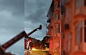 Çıkan Yangında Bina Sakinleri Mahsur Kaldı