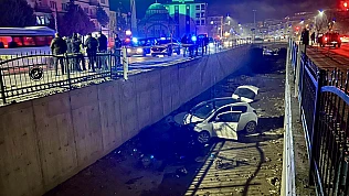 Direksiyon Hakimiyetini Kaybeden Sürücü Sulama Kanalına Uçtu